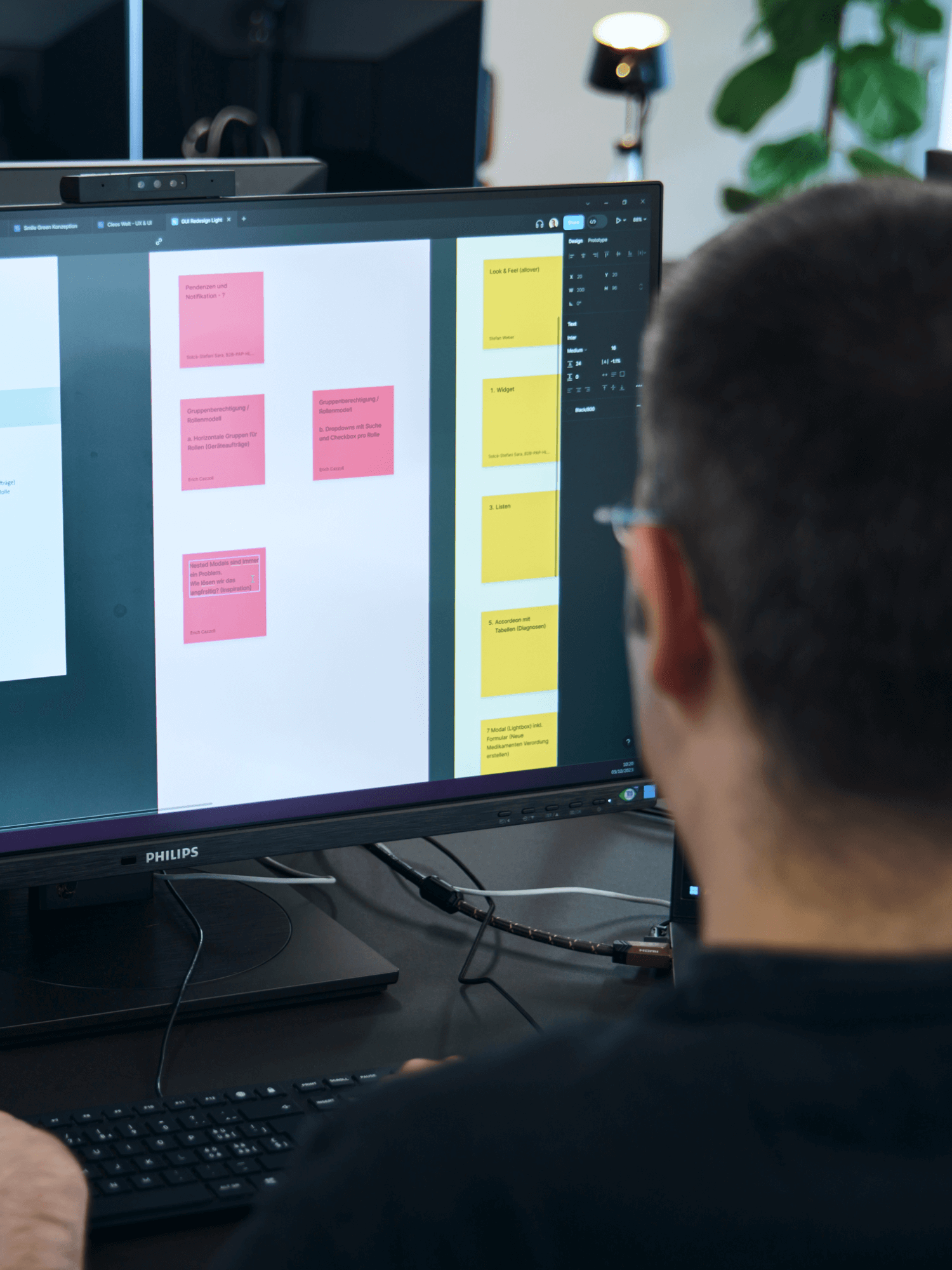 ux designer arbeitet an research in figma